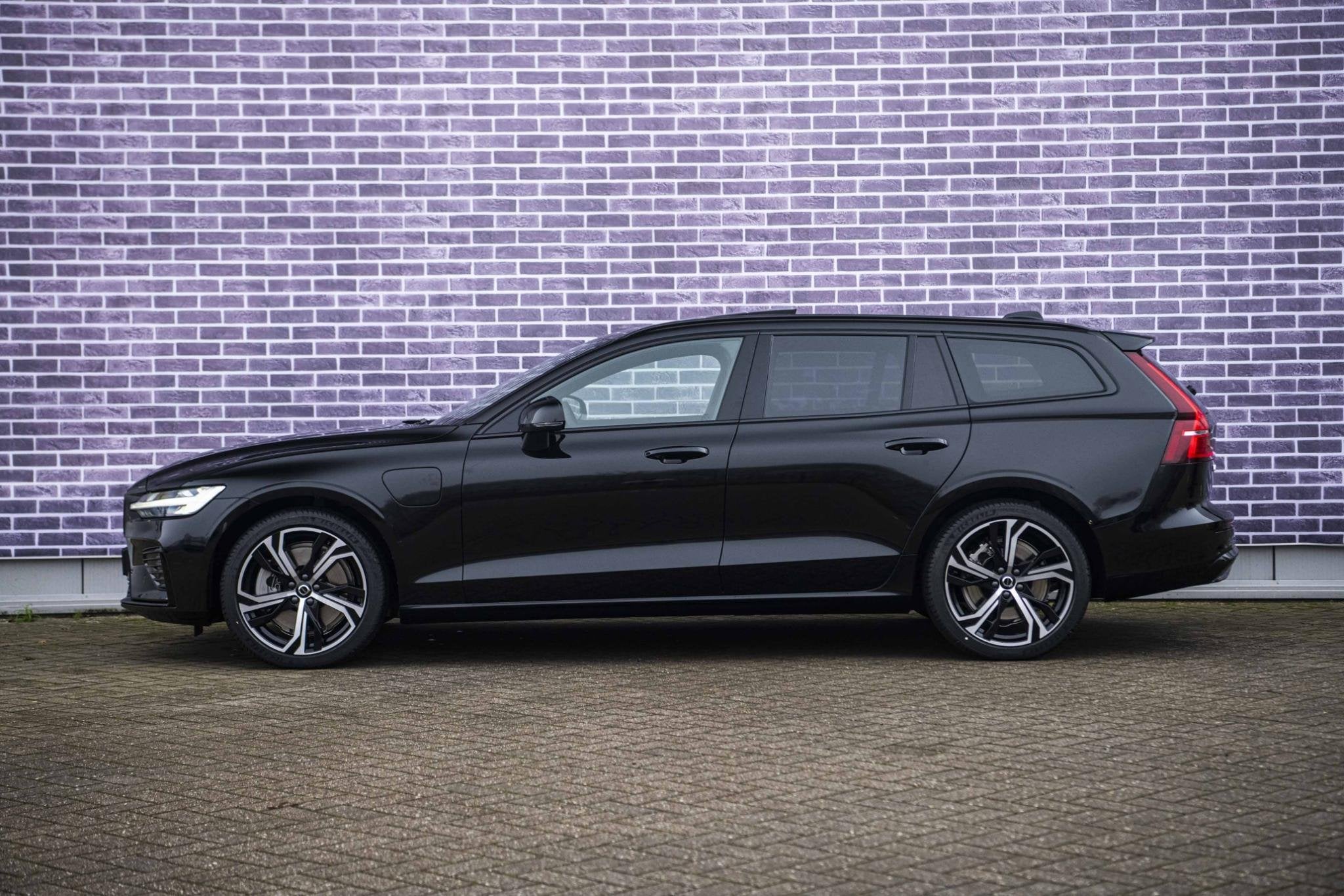 Volvo V60 2.0 T6 Plug-in hybrid AWD Ultra Dark | Schuif-/kan, Auto's, Automaat, 12 maanden, Stof, Gebruikt