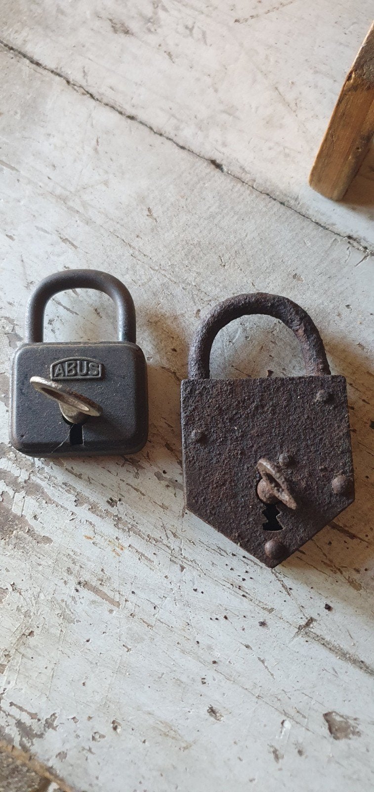 set(2) oude sloten abus slot hangslot stoere decoratie, Ophalen of Verzenden