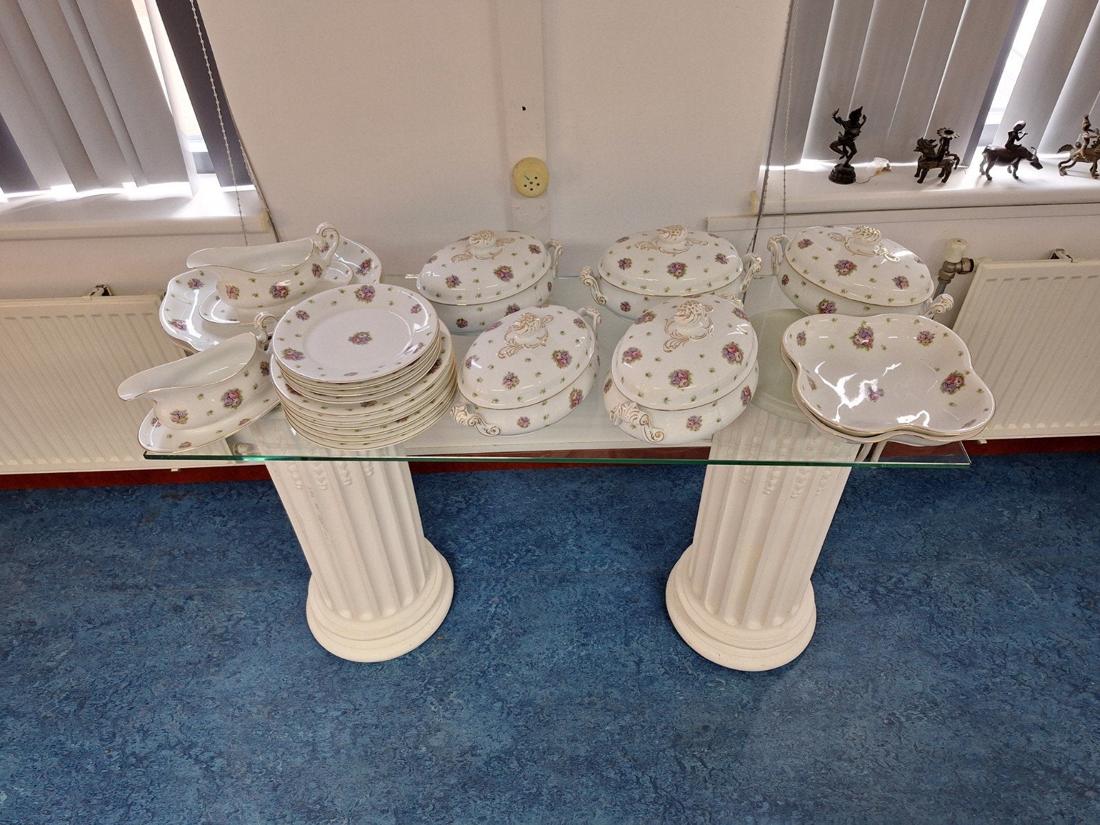 Prachtig uitgebreid vintage porseleinen eetservies met rozen
