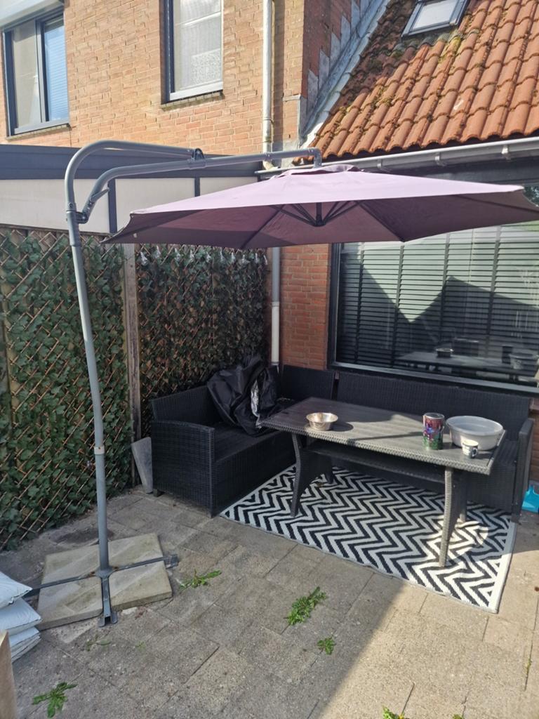 Zweef Parasol 2.50m , met hoes en stenen voet., Tuin en Terras, Parasols, Ophalen, Verstelbaar, Gebruikt, 2 tot 3 meter