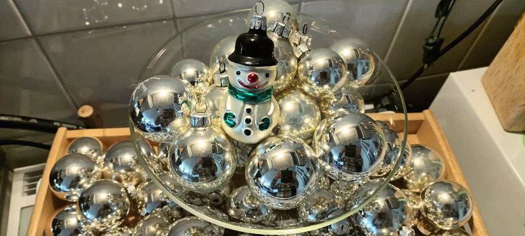 68 zilverkleurige kerstballen, Diversen, Ophalen of Verzenden, Gebruikt