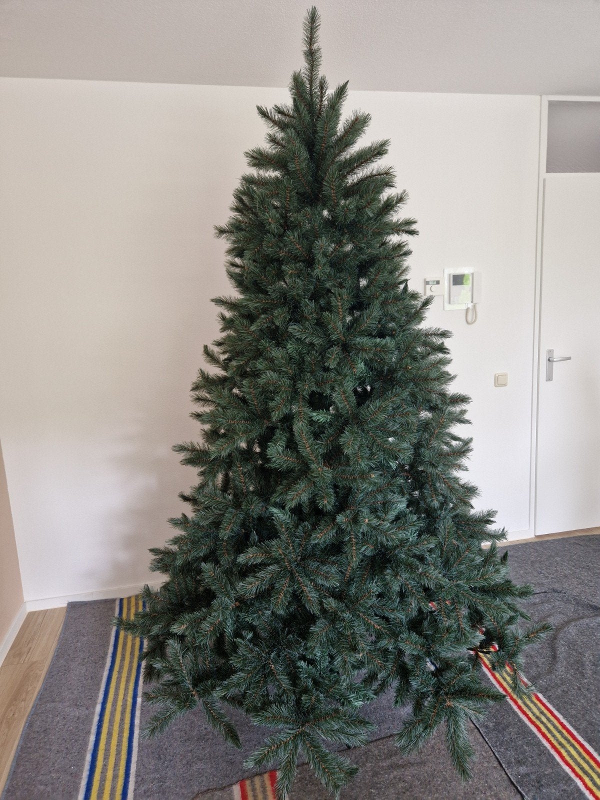 Kunstkerstboom 230cm hoog, Diversen, Ophalen, Zo goed als nieuw