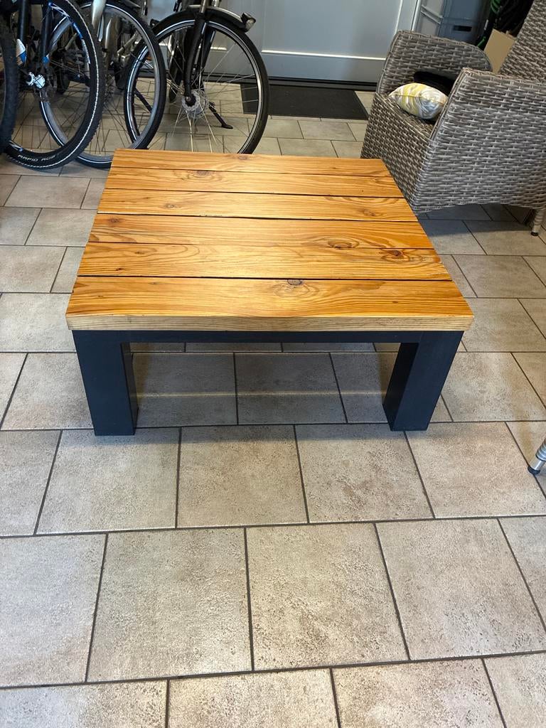 Robuuste tuintafel van hout en metaal, Tuin en Terras, Tuintafels, Ophalen, Zo goed als nieuw, Vierkant, Hout