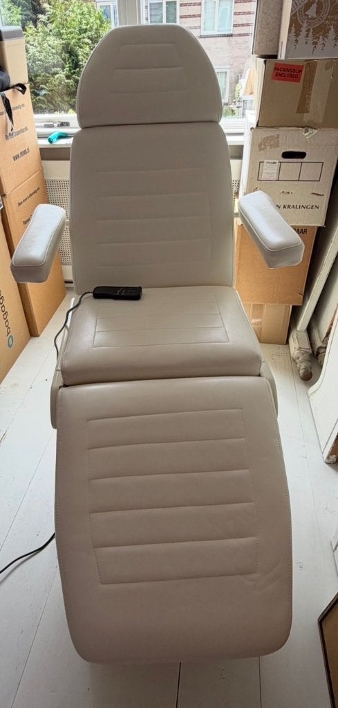 Electrisch bedienbare stoel voor schoonheidssalon, Ophalen, Kunststof, Gebruikt, Wit