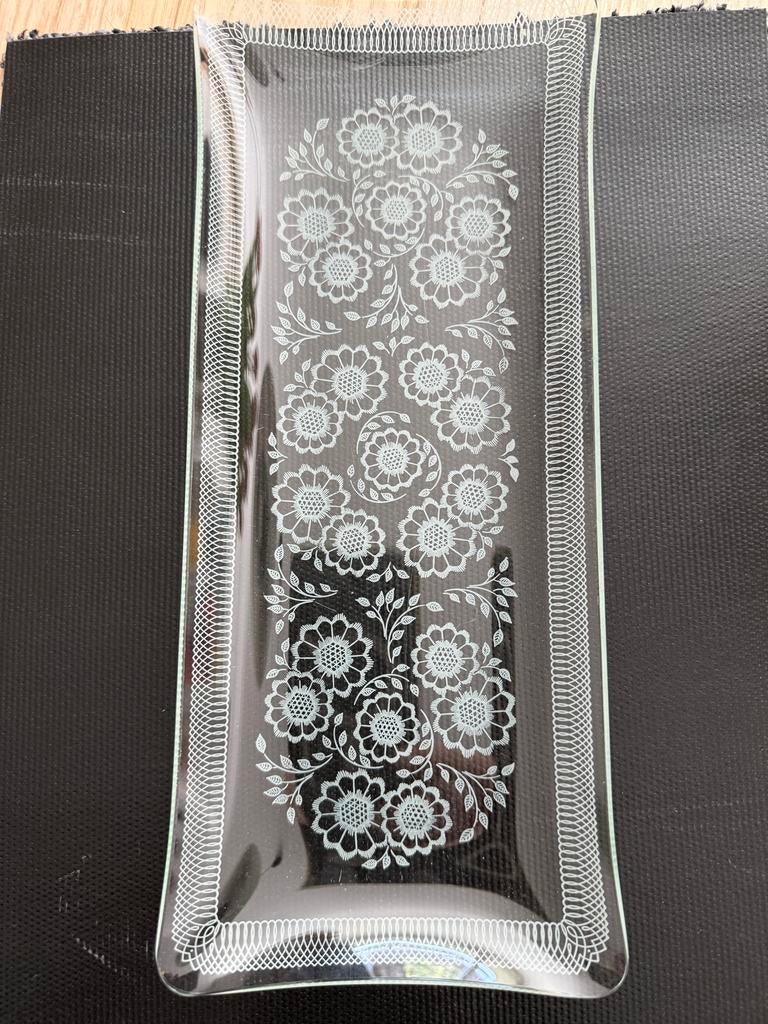 Glazen cakeschaal met bloemmotief - Vintage 1975, Antiek en Kunst, Antiek | Glas en Kristal, Ophalen of Verzenden