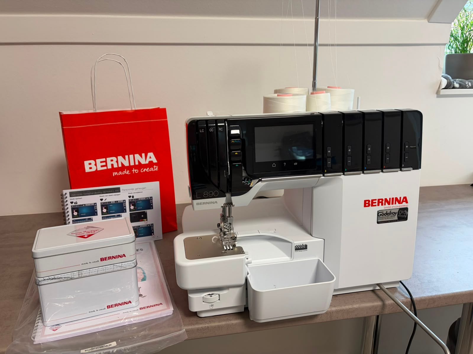 Te koop Bernina L890 in nieuwstaat, Ophalen, Zo goed als nieuw, Lockmachine, Bernina