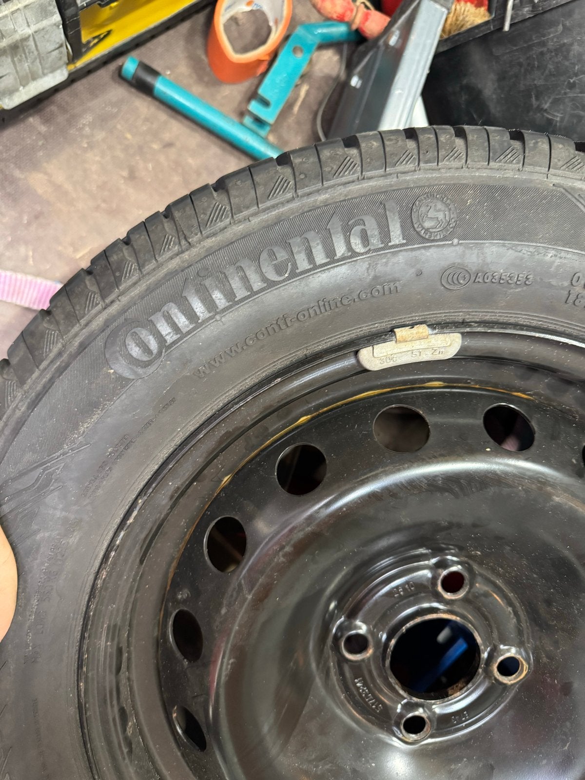 1 velg!!  4x100 stalen velg met continental band naaf 56,6, Ophalen, Gebruikt