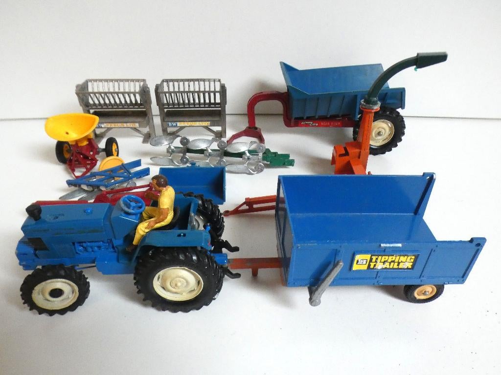 Te koop partijtje Britains landbouw werktuigen plus trekker, Hobby en Vrije tijd, Modelauto's | 1:32, Gebruikt, Tractor of Landbouw