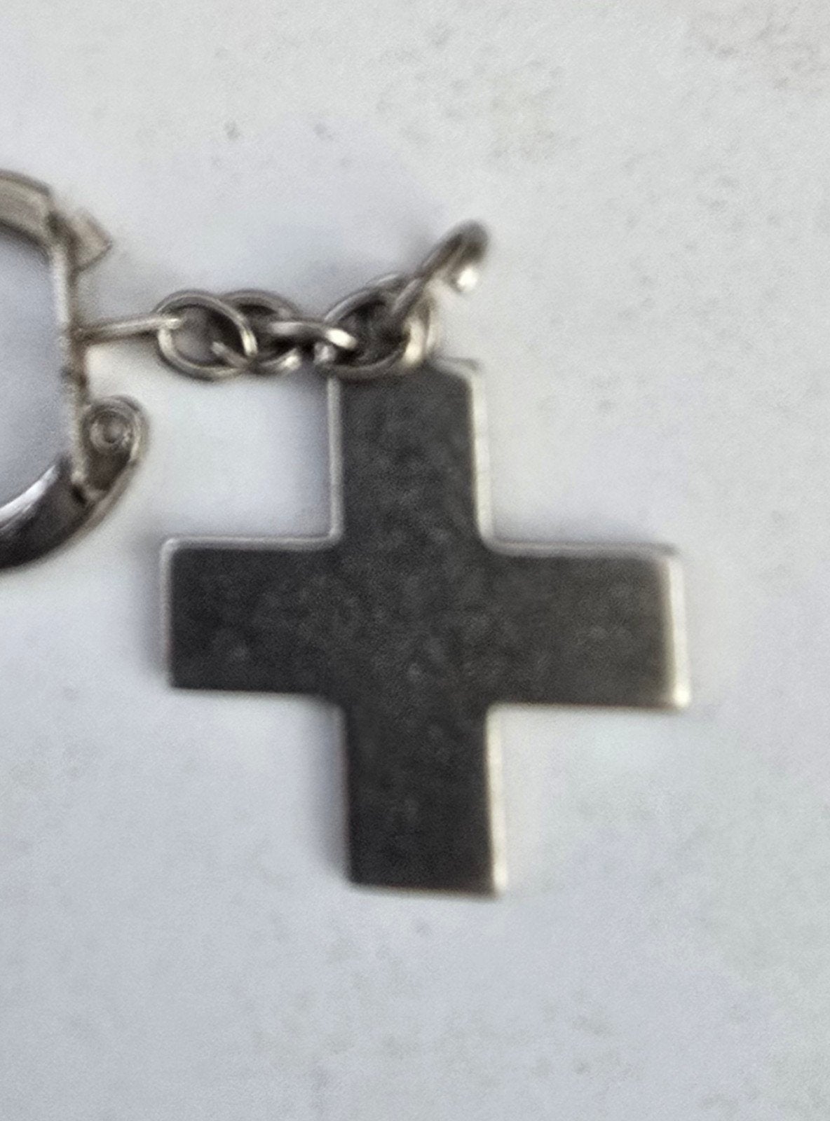 Sleutelhanger met kruisje - Metaal, Ophalen of Verzenden, Gebruikt, Overige typen
