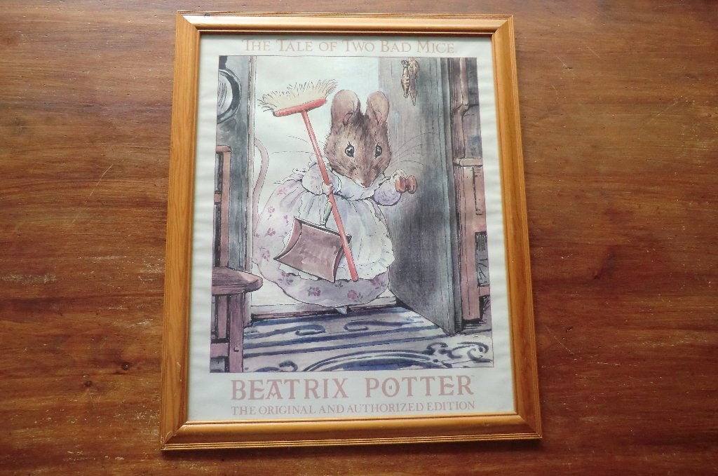 houten lijst met een poster van Beatrix Potter -two bad mice, Ophalen, Bruin, Gebruikt, 56 cm