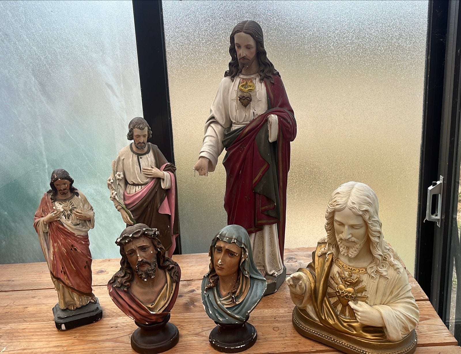 Verzameling van religieuze beelden (Jezus, Maria, Jozef), Ophalen