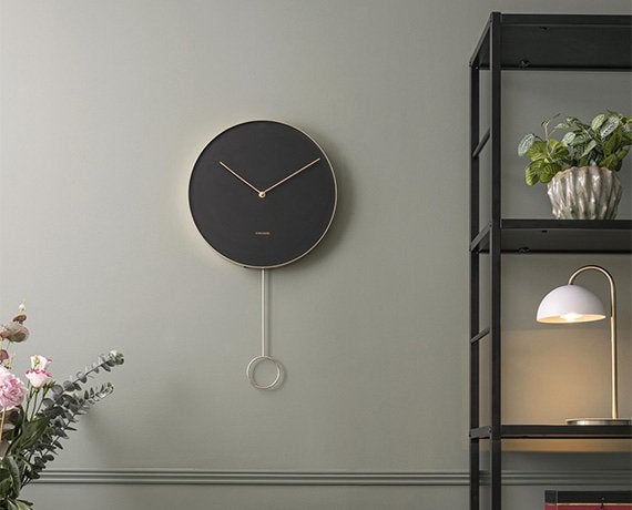 Karlsson klok goud zwart met bewegende gouden pendant, Ophalen, Wandklok, Analoog, Zo goed als nieuw