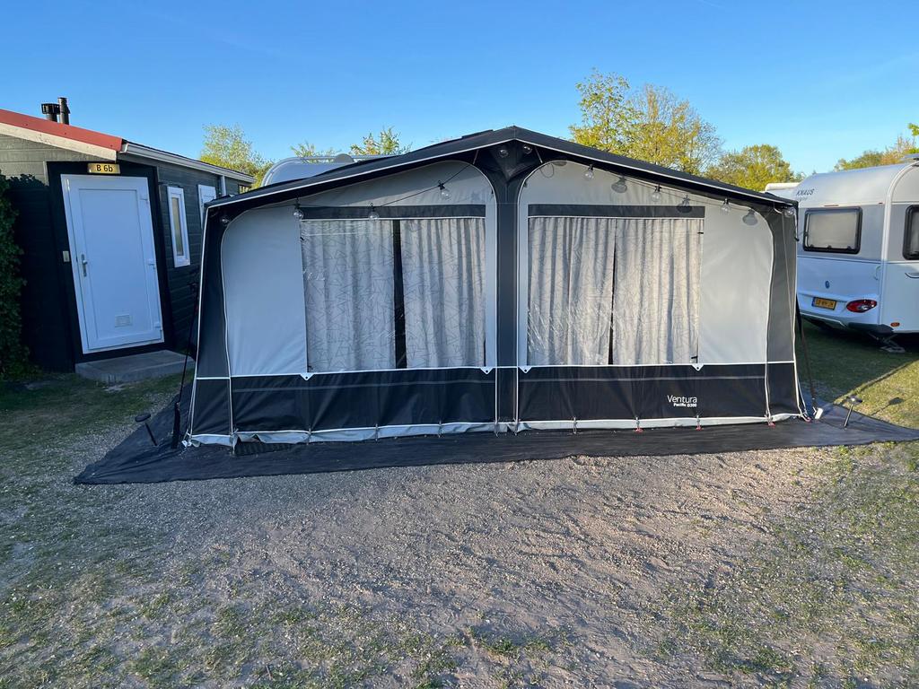 Ventura Pacific D300 voortent, Ophalen, Zo goed als nieuw