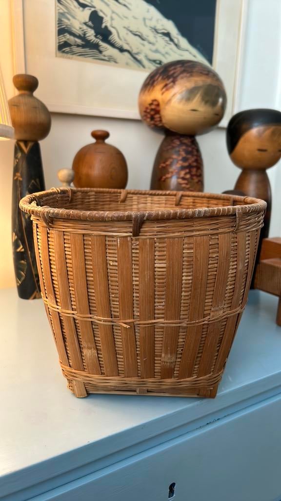 Vintage gevlochten Chinees bamboe & riet mandje opberger, Ophalen of Verzenden, Gebruikt, Riet, Mand