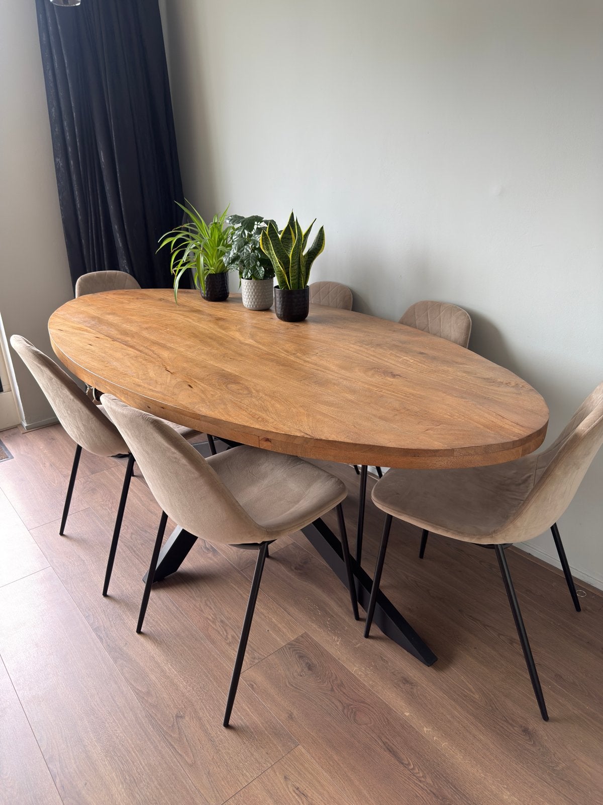 Ovale eettafel van mangohout met 6 beige stoelen, Huis en Inrichting, Ophalen, 100 tot 150 cm, 200 cm of meer, Zo goed als nieuw