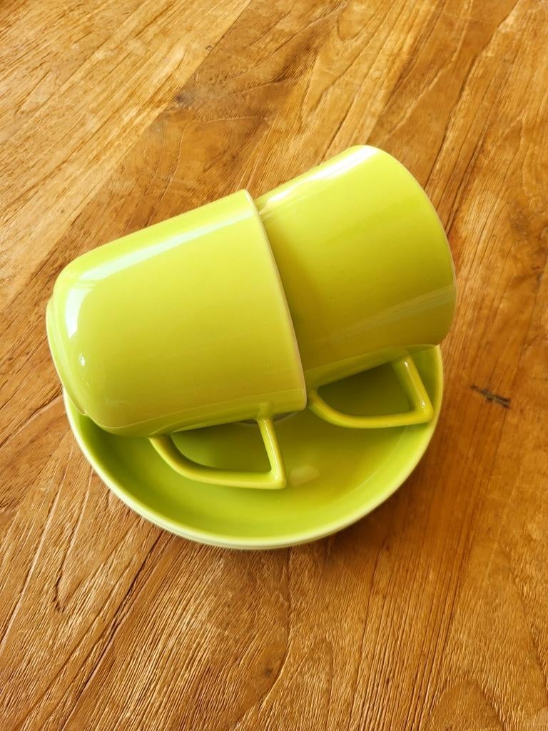 Set van 2 limoengroene kopjes met schotel - Multiple Choice, Huis en Inrichting, Keuken | Servies, Keramiek, Ophalen of Verzenden