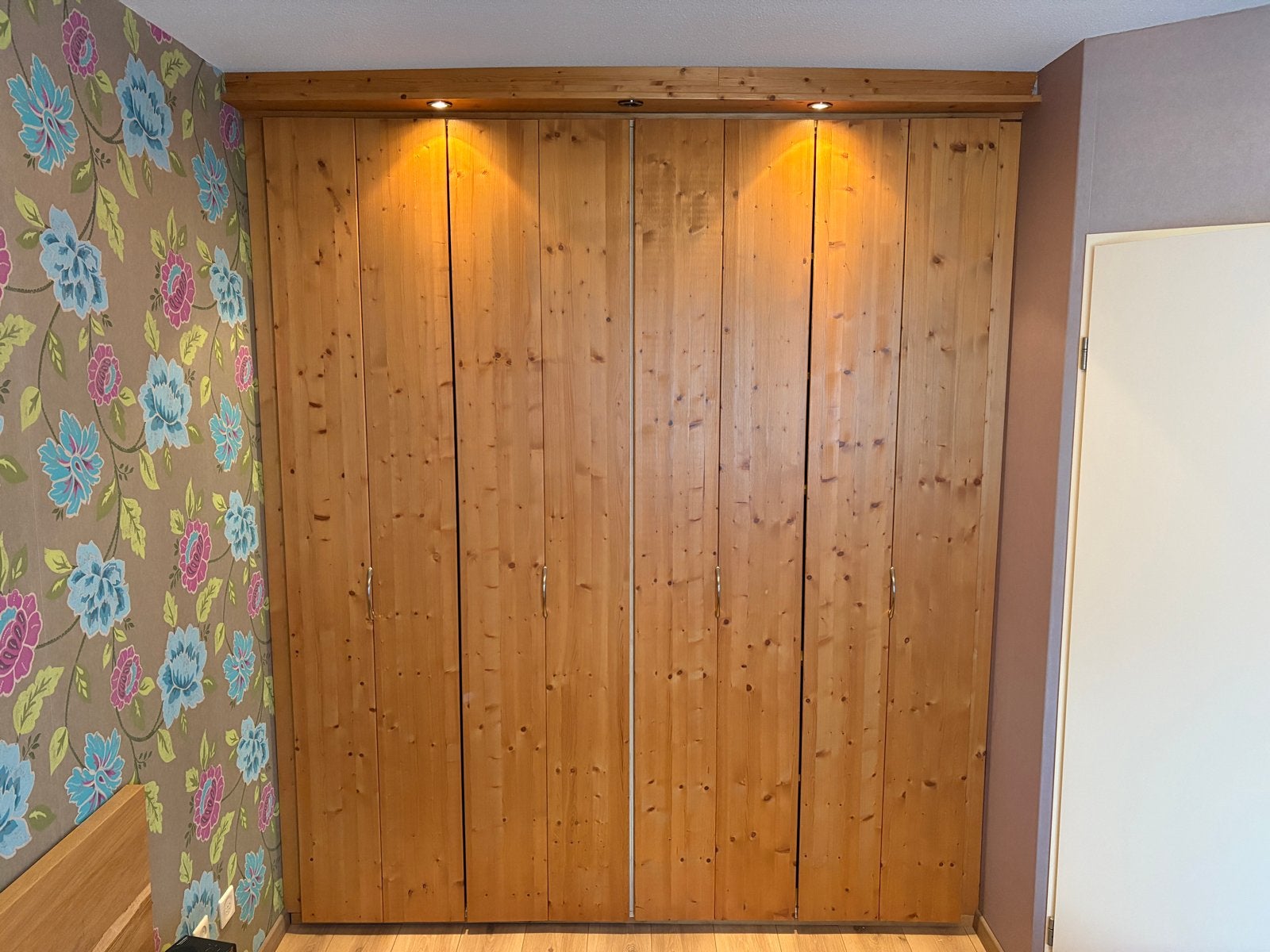 Gratis af te halen, grote (inbouw) grenenhouten kledingkast, Huis en Inrichting, Kasten | Kledingkasten, Ophalen, Gebruikt, 200 cm of meer