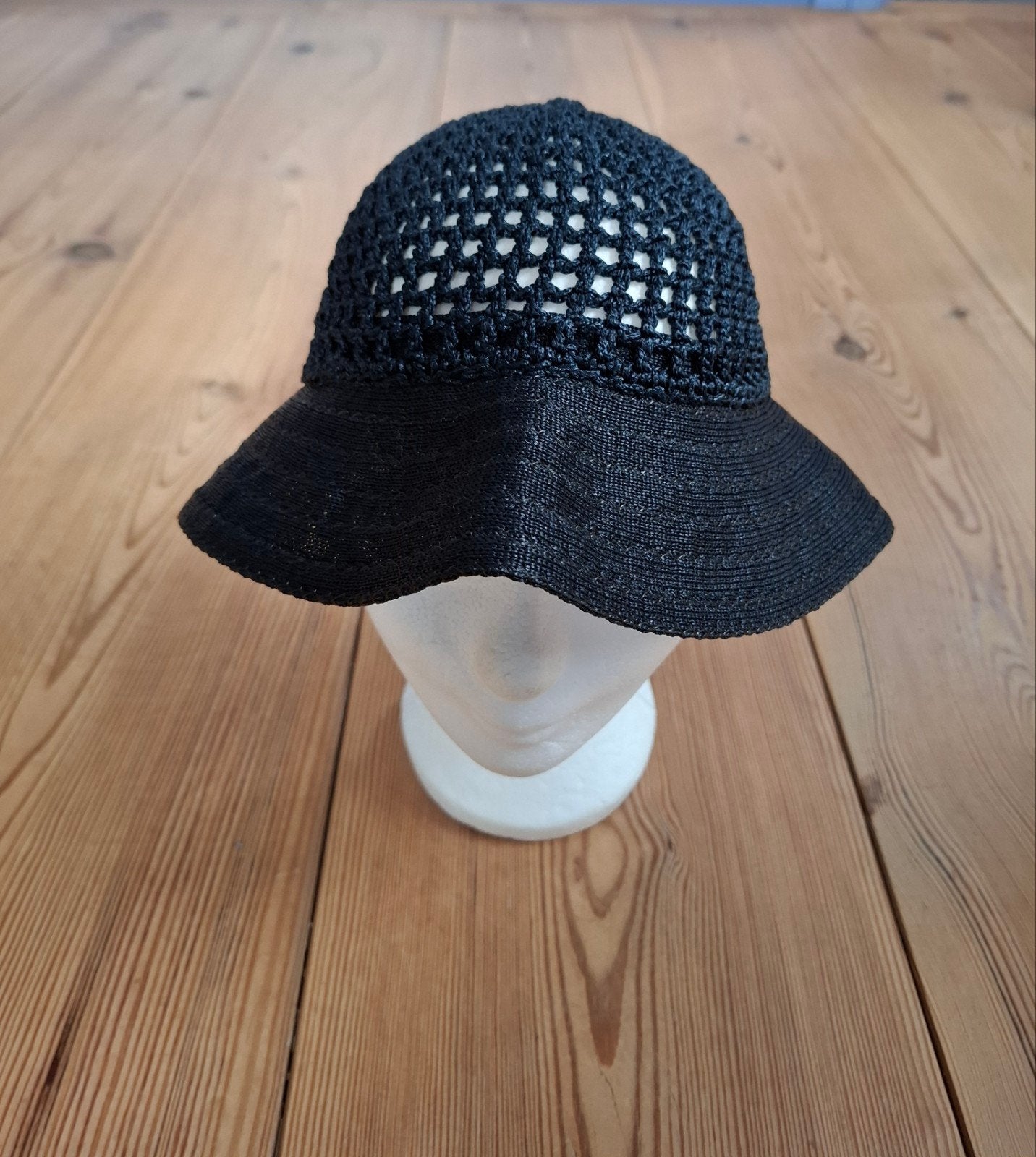 Vintage zwarte dames crochet hoed. Mt.56cm., 56 of 57 cm (M, 7 of 7⅛ inch), Hoed, Ophalen of Verzenden, Zo goed als nieuw