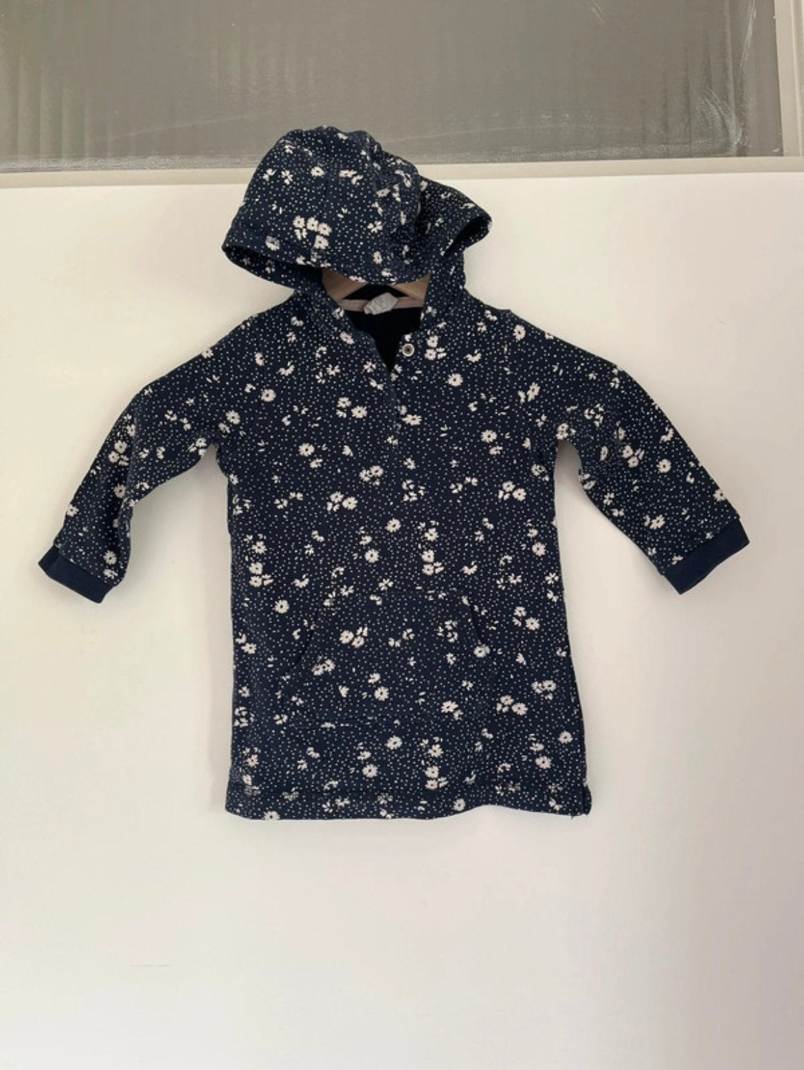 Donkerblauwe trui / hoodie met capuchon bloemen, maat 86 H&M, Kinderen en Baby's, Ophalen of Verzenden, Zo goed als nieuw, Meisje