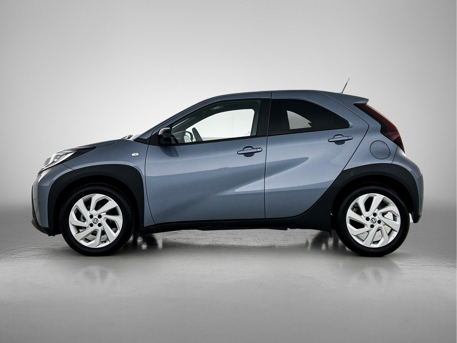 Toyota Aygo X 1.0 VVT-i Automaat First | Stoelverwarming | L, Auto's, Toyota, Stof, Gebruikt, Euro 6, 4 stoelen