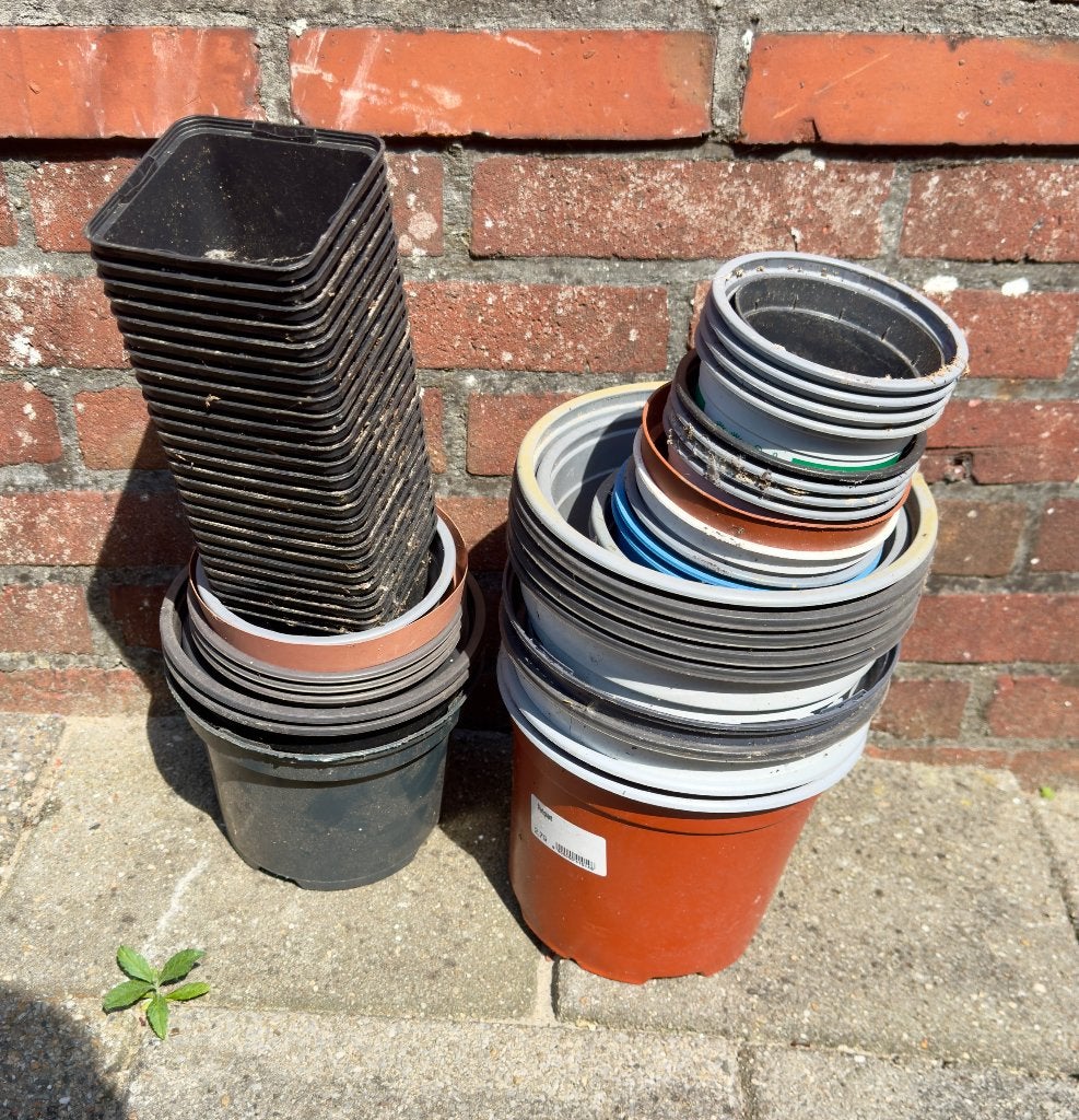 Gratis Bloempotjes, Tuin en Terras, Bloempotten, Ophalen, Rond, Zo goed als nieuw, Aardewerk