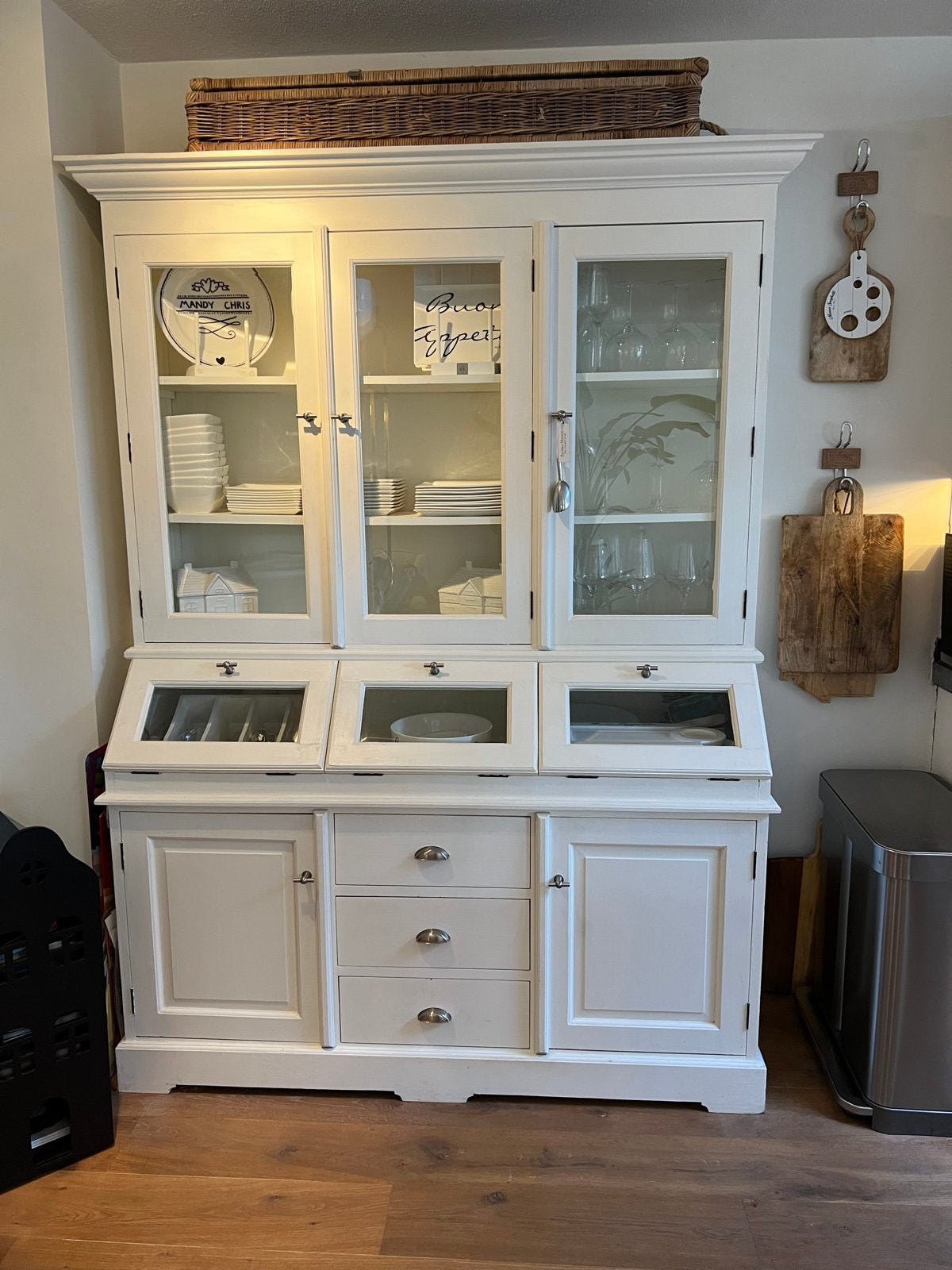 Stijlvolle witte buffetkast met vitrines en lades, Ophalen, 100 tot 150 cm, Zo goed als nieuw, Riviera Maison