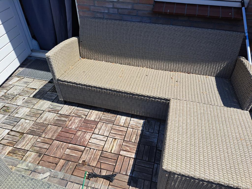 Loungebank met hocker en tafel met glasplaat in goede staat, Ophalen of Verzenden, Gebruikt, Wicker, Bank