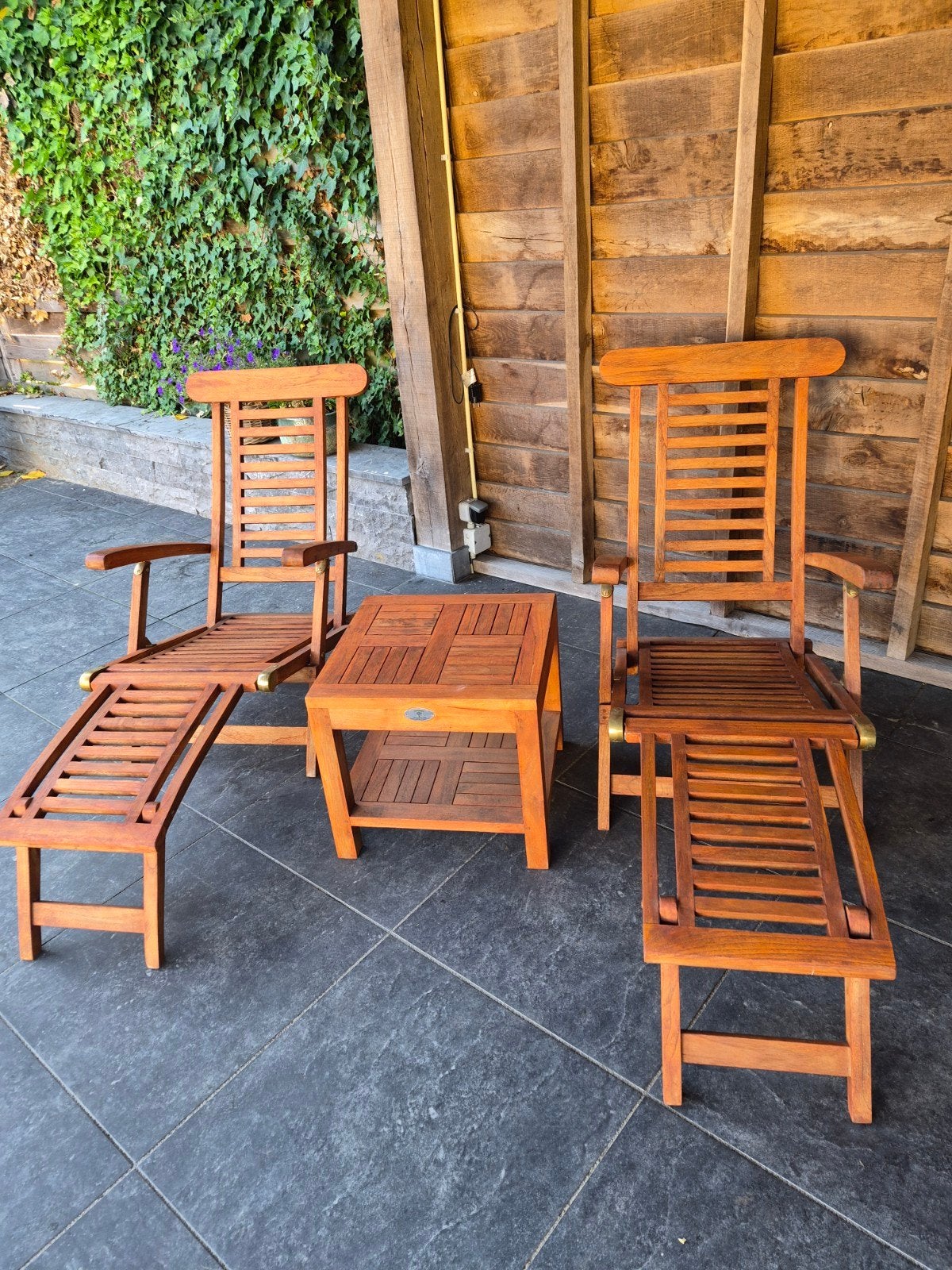 2 Teak ligstoelen, deckchairs, en bijzettafel, opnieuw geoli, Tuin en Terras, Ophalen, Zo goed als nieuw, Teakhout, Verstelbaar