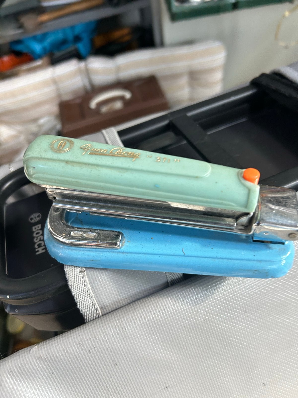 Vintage Yuan Chang 371 Nietmachine - Lichtblauw/Groen, Ophalen