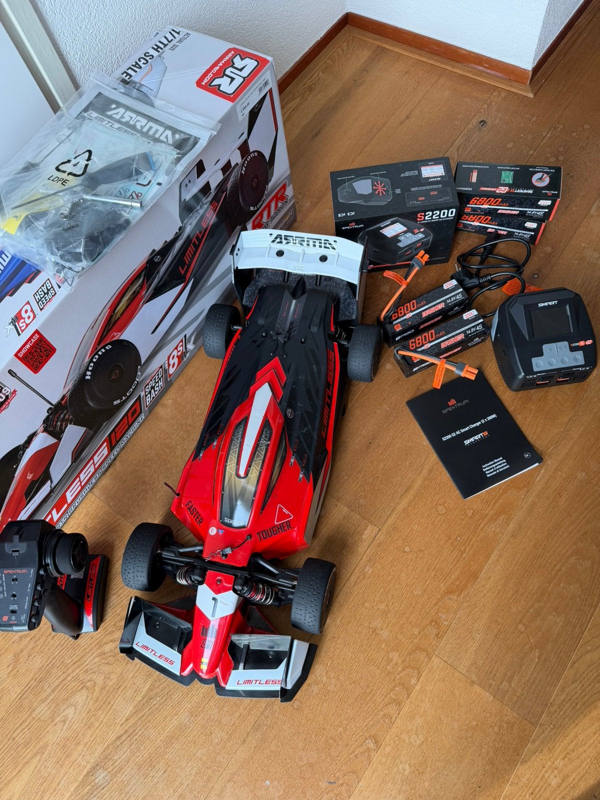 Arrma Limitless 8S 2x Spektrum 4S 6800 Basher Smart G2 Lader, Ophalen, Zo goed als nieuw, Overige schalen, Auto offroad