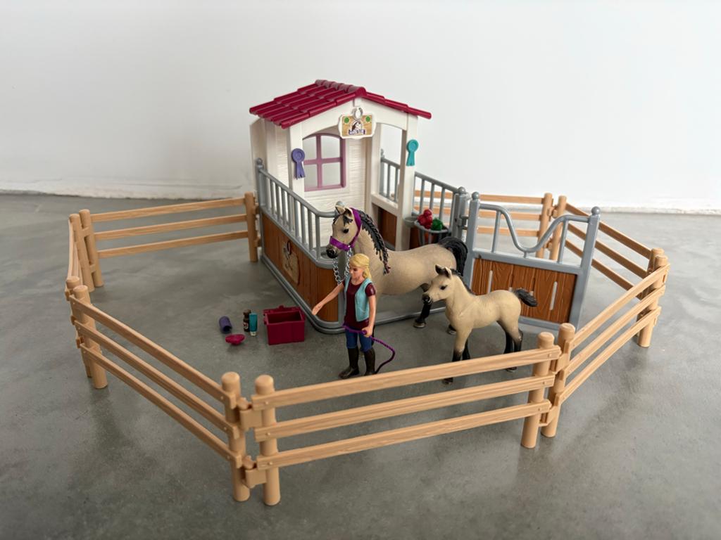 Schleich Paardenstal met paarden en accessoires, Ophalen of Verzenden, Zo goed als nieuw
