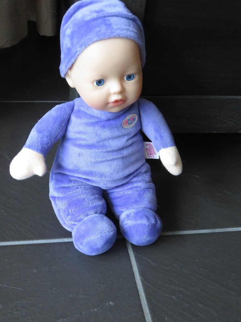 Baby born first love pop, paars met muts, ca 30cm groot., Ophalen of Verzenden, Zo goed als nieuw, Babypop