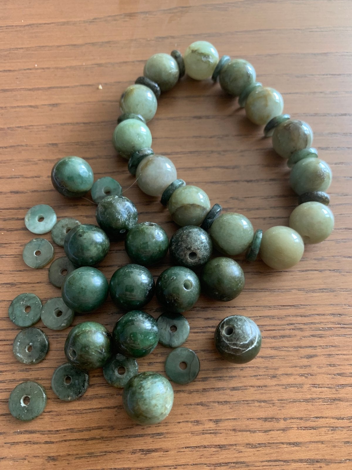 Jade armband groen - 1 intact, 1 reparatie nodig, Sieraden, Tassen en Uiterlijk, Armbanden, Overige materialen, Gebruikt, Verzenden