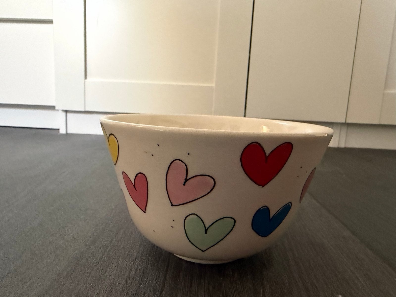 Schaaltje van Blond Amsterdam met hartjes, Handbeschilderd, Porselein of Keramiek, Schaal, Rond