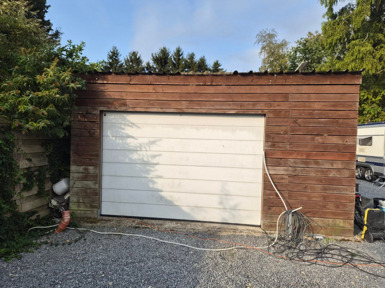 Garage met carport en automatische garagedeur