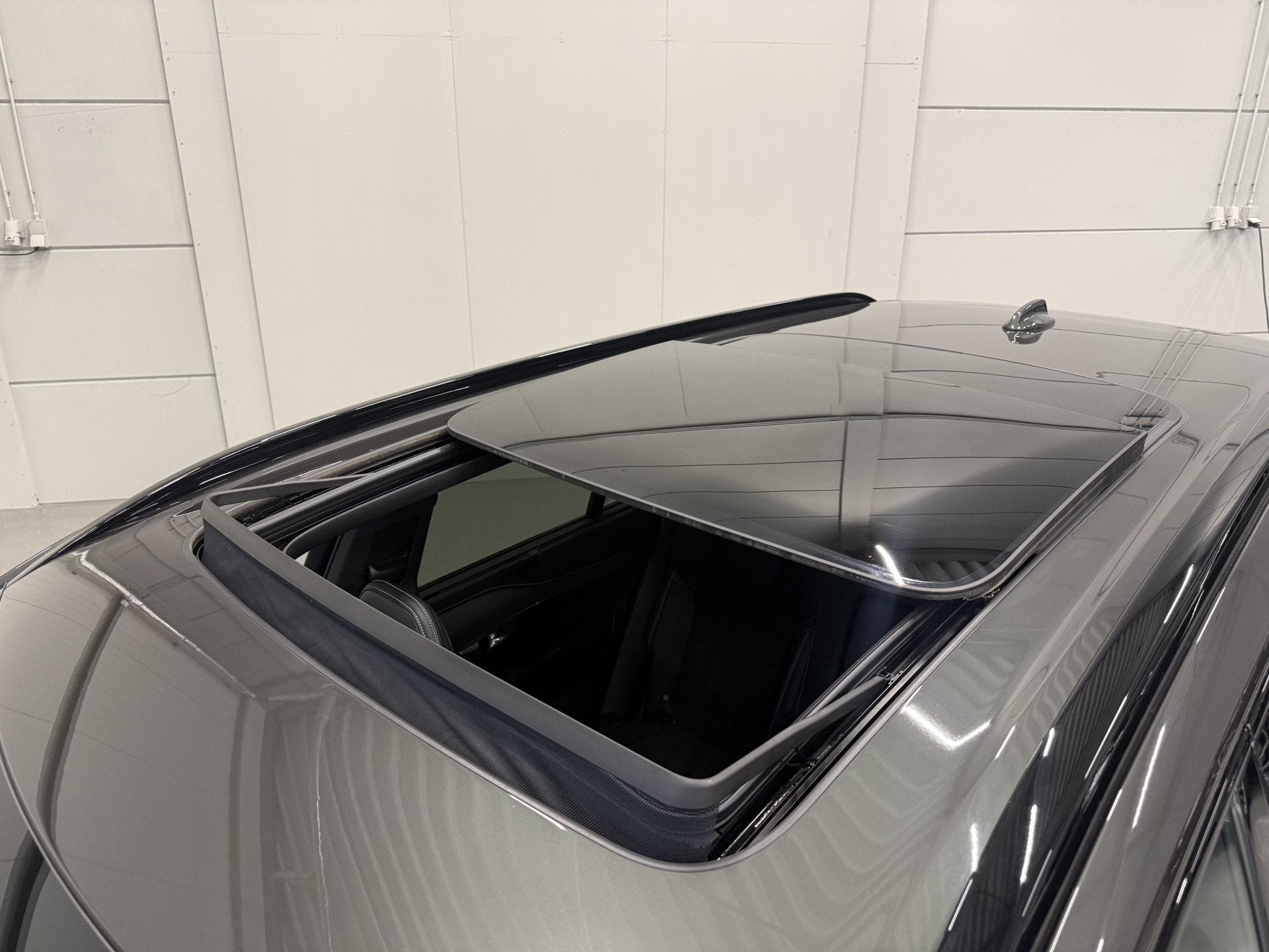 Volvo XC90 T8 Recharge AWD R-Design 49.000km/PANO/LUCHTVERIN, Auto's, Dealer onderhouden, Gebruikt, Zwart, 4 cilinders