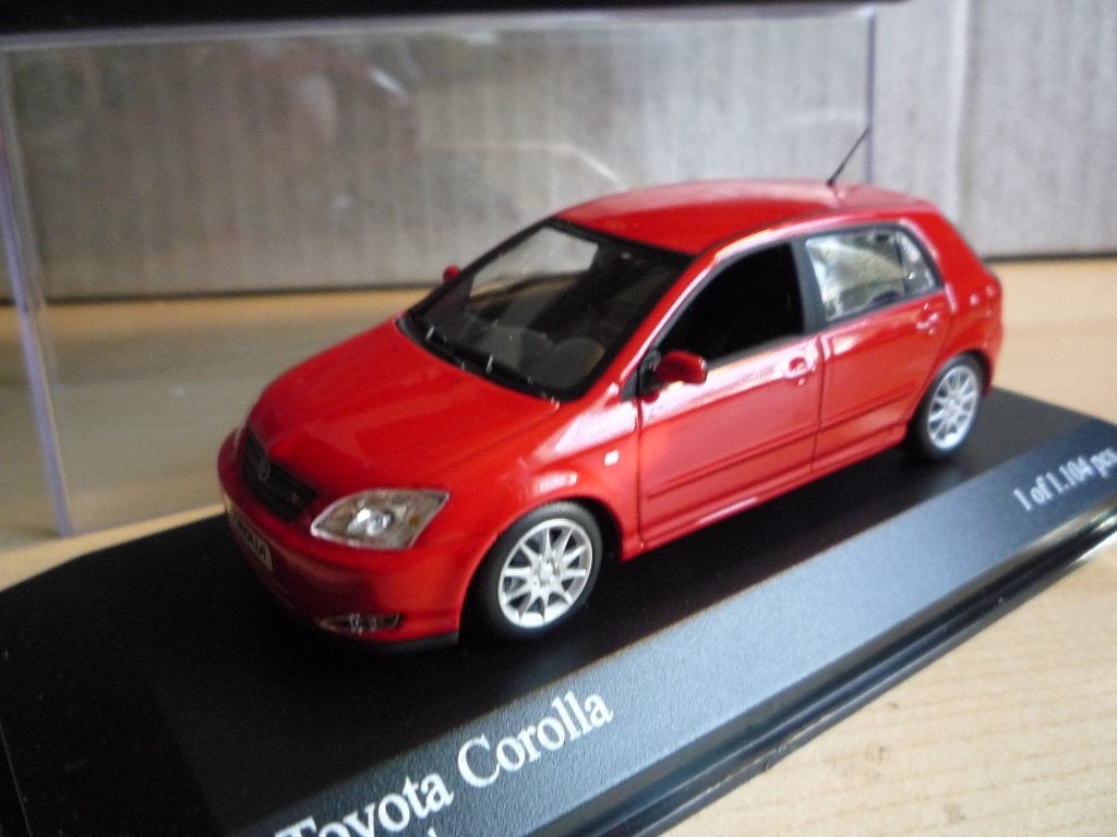 Toyota Corolla 5 deurs 2001 Chili red Minichamps 1:43, Ophalen of Verzenden, Zo goed als nieuw, Auto, MiniChamps