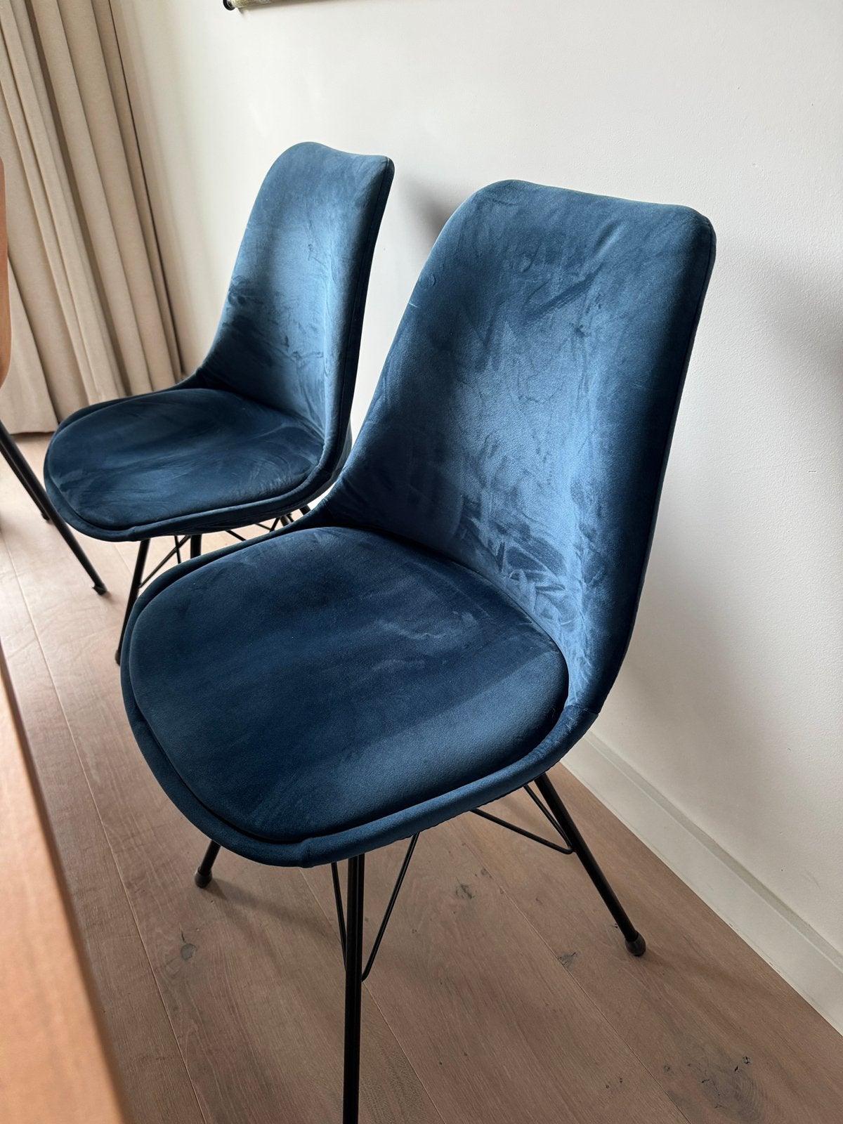 2 blauwe velvet eetkamer stoelen van kick collection, Huis en Inrichting, Ophalen, Twee, Overige kleuren, Zo goed als nieuw