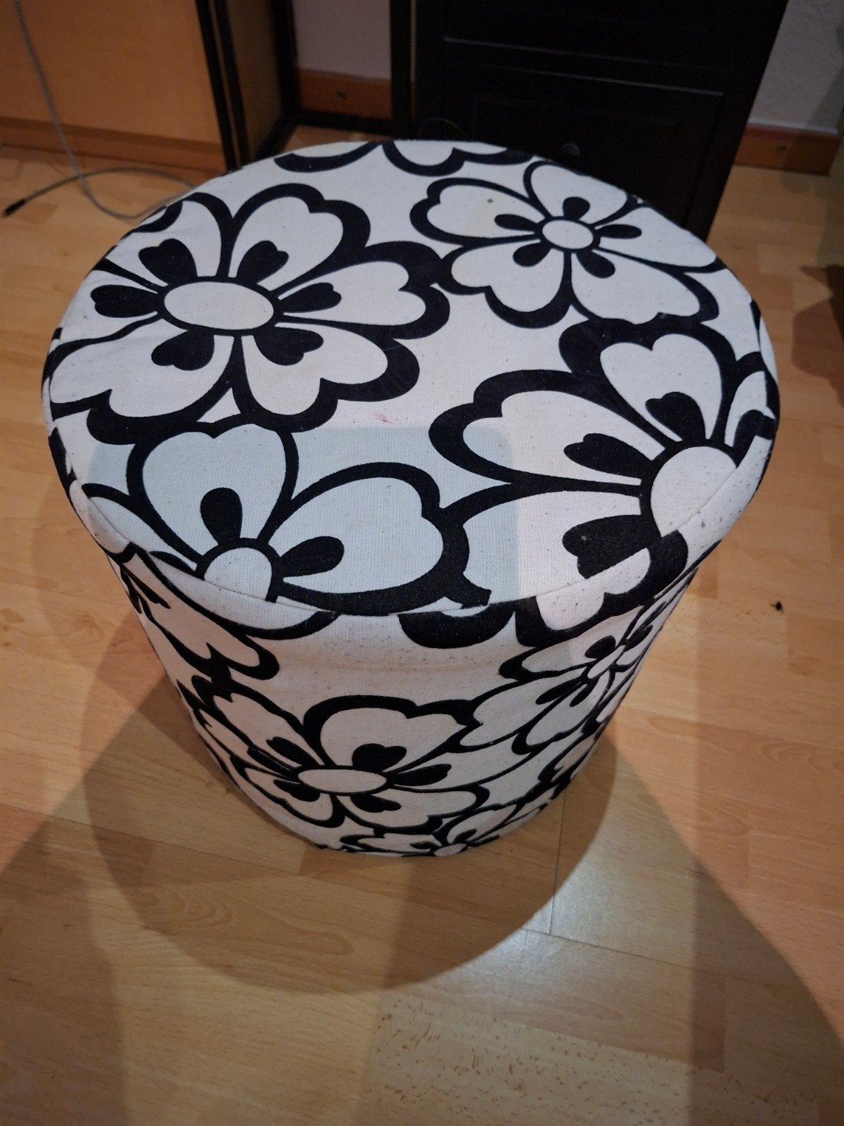 Zwart-witte poef met bloemenpatroon, Huis en Inrichting, Ophalen, Minder dan 50 cm, Gebruikt, Modern, Speels