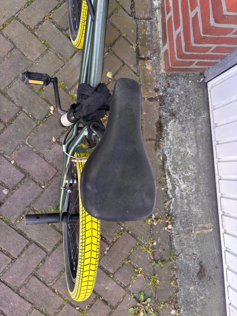 BMX fiets met gele banden en voetsteunen, Gebruikt, Staal, Velgrem, 20 tot 24 inch