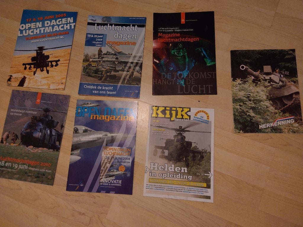 5 folders Luchtmacht, Ophalen of Verzenden, Zo goed als nieuw, Muziek, Film of Tv
