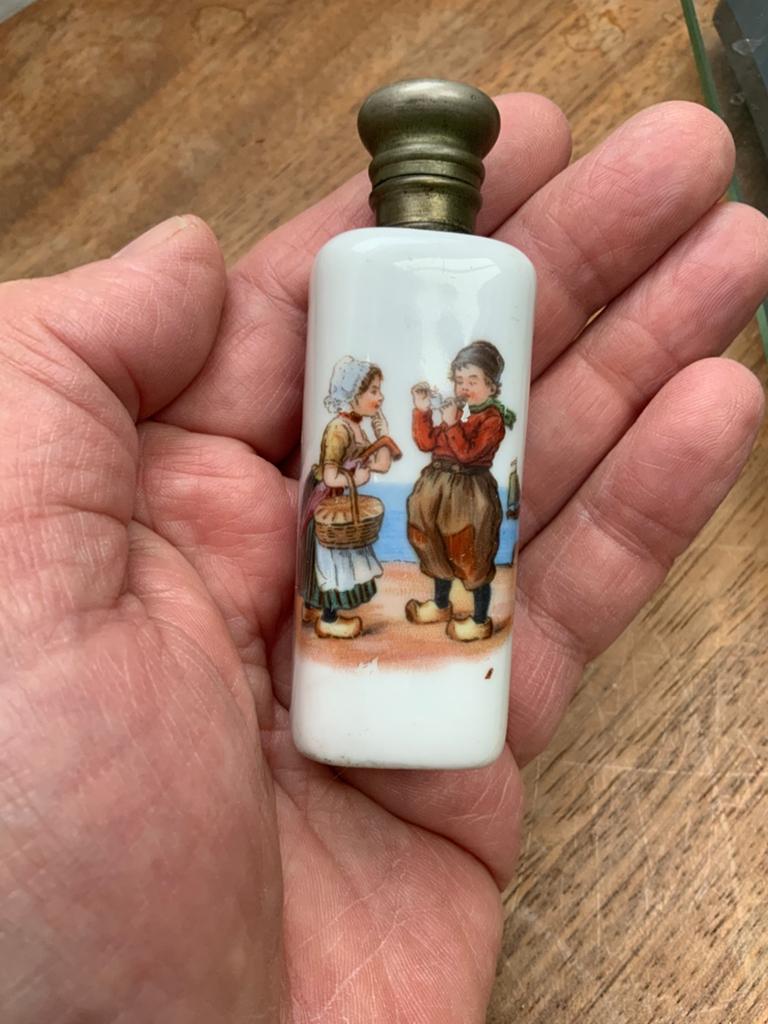 Antiek Porseleinen Parfumflesje Volendam Handbeschilderd, Verzamelen, Ophalen of Verzenden