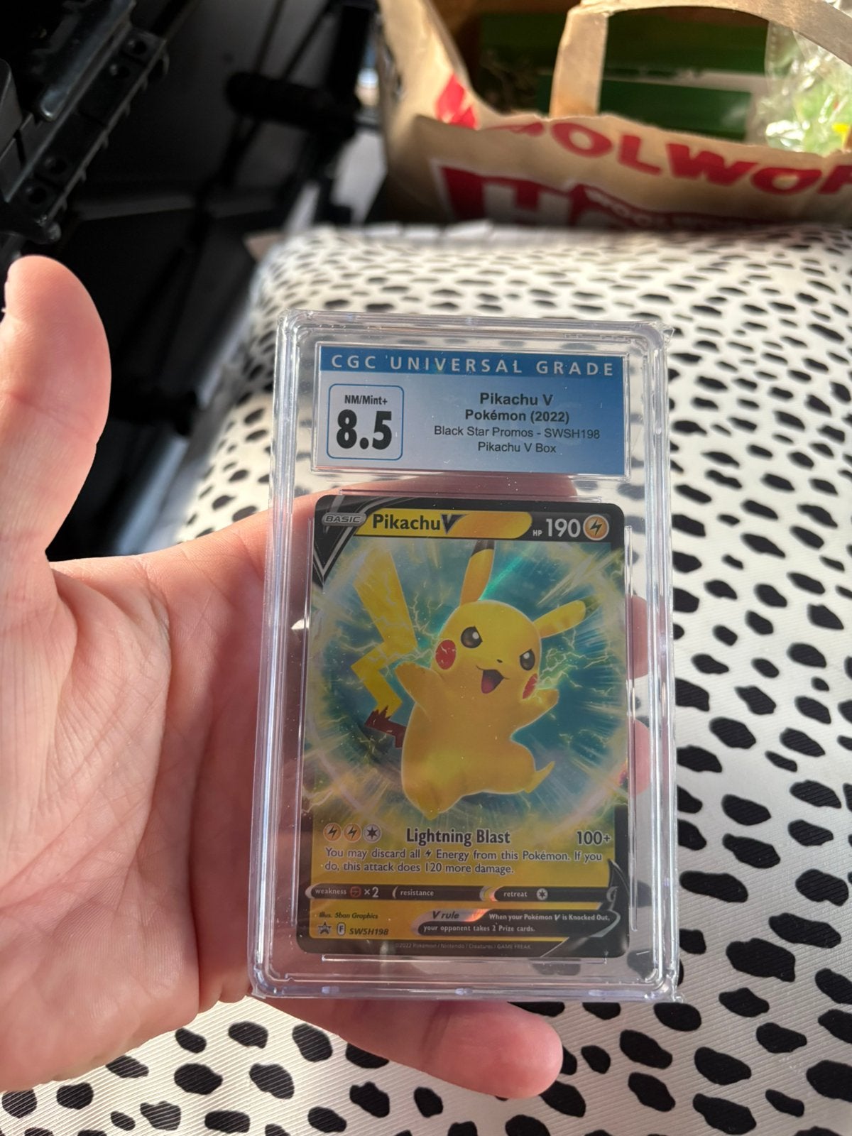 Pikachu v grade 8,5, Ophalen of Verzenden, Zo goed als nieuw, Meerdere kaarten, Foil