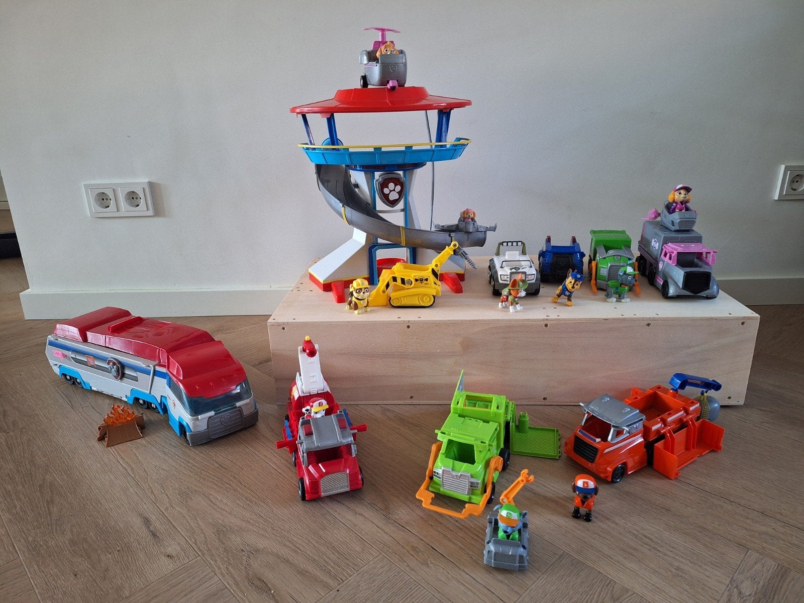 Grote Paw Patrol set met uitkijktoren en voertuigen, Ophalen, Zo goed als nieuw, Jongen of Meisje