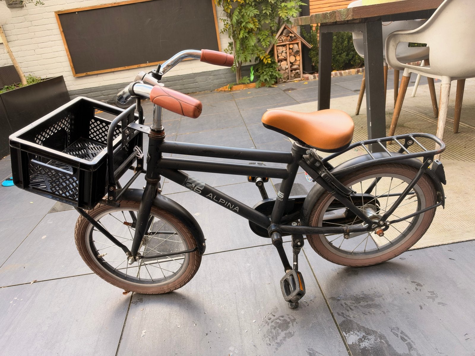 Stoere zwarte Alpina jongensfiets 16 inch met krat, Fietsen en Brommers, Ophalen, Gebruikt, 16 inch