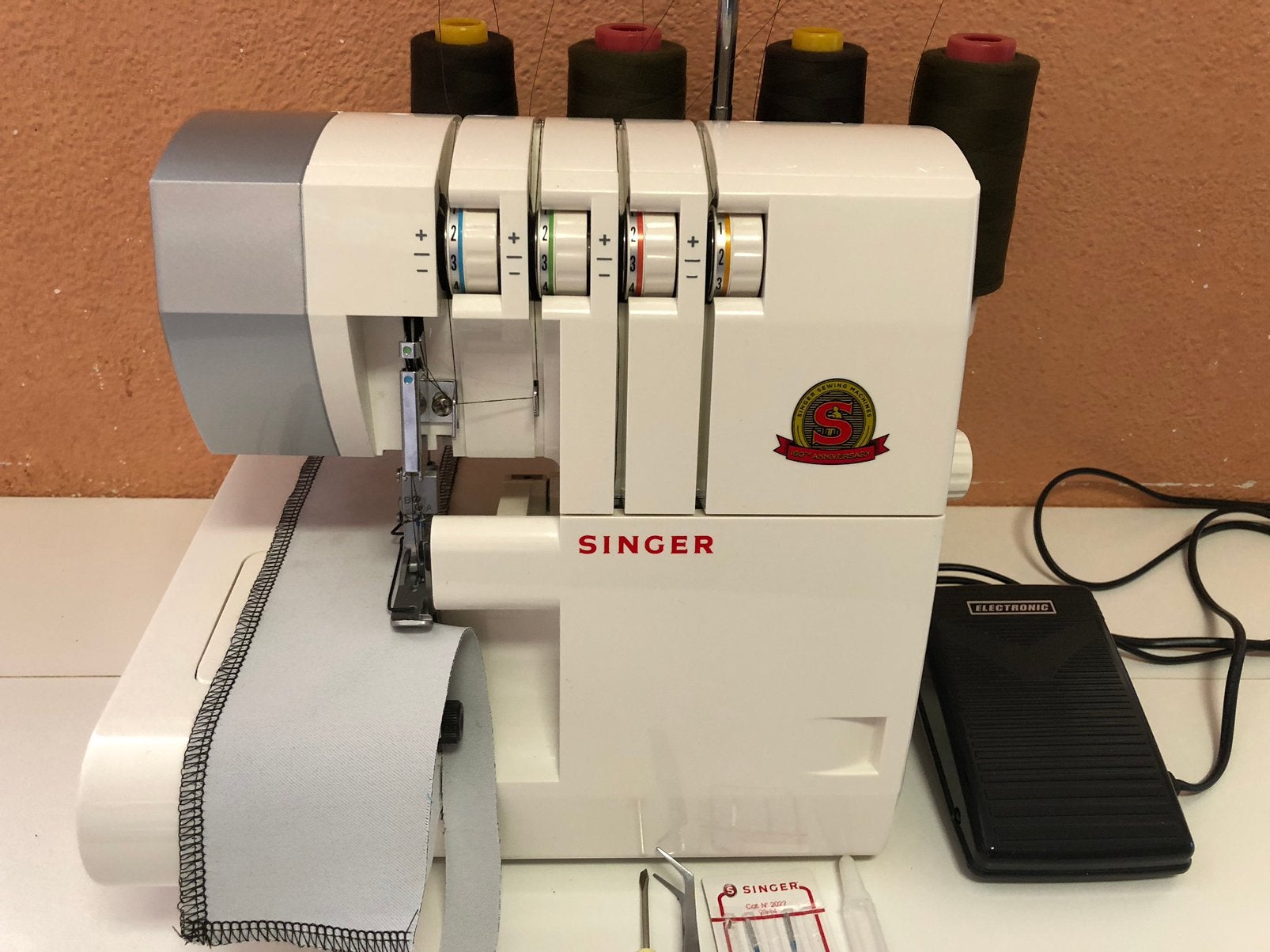 singer lockmachine 14sh754, Ophalen of Verzenden, Zo goed als nieuw, Lockmachine, Singer