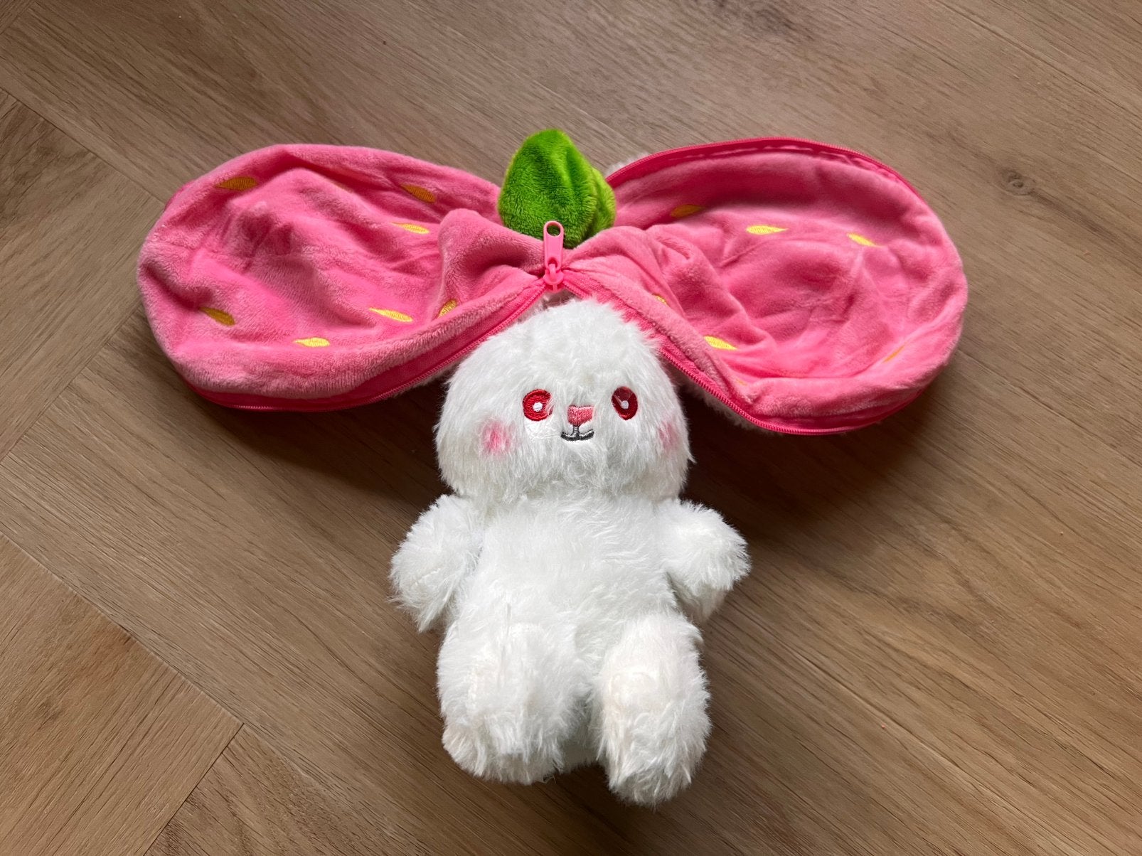 Aardbei- konijn knuffeltje, Ophalen of Verzenden, Zo goed als nieuw, Konijn