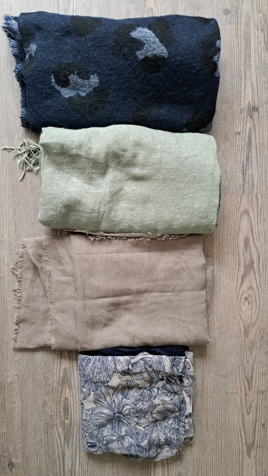 Gratis 4 verschillende sjaals, zomer/winter, Ophalen of Verzenden, Zo goed als nieuw, Sjaal