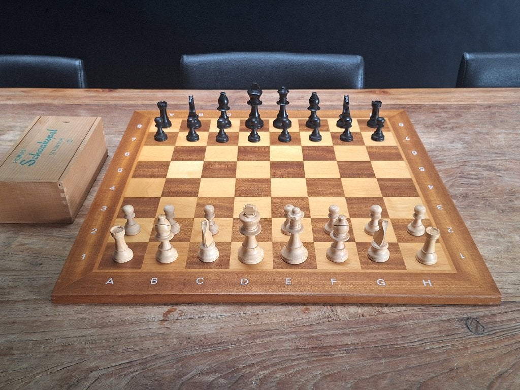 schaakbord met coordinaten schaakstukken afm. bord 48x48cm, Ophalen of Verzenden, Minder dan 500 stukjes, Gebruikt, Schaken