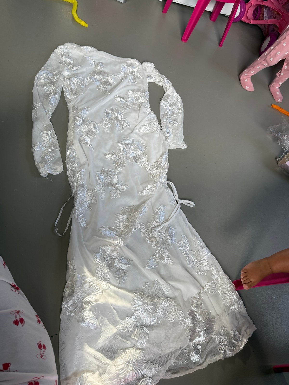 Elegante Witte jurk Lange Mouwen en Bloemen, Ophalen, Wit, Maat 42/44 (L), Zo goed als nieuw